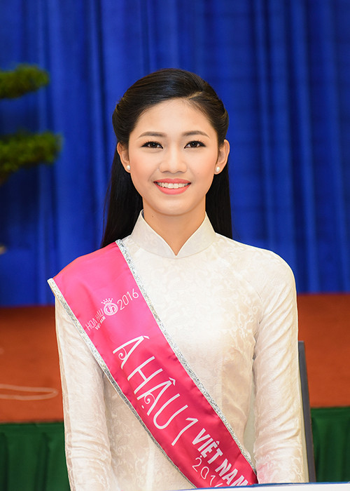 Ngô Thanh Thanh Tú năm nay 22 tuổi, đến từ Hà Nội. Cô sở hữu vẻ đẹp thanh thoát cùng chiều cao 1m80.