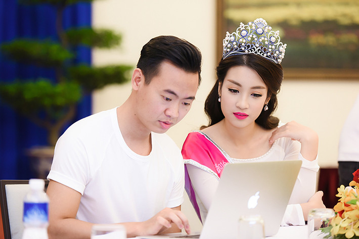 Ngoài đời, tân Hoa hậu Việt Nam 2016 được yêu mến bởi giọng hát hay và tính tình hoạt bát, năng nổ.