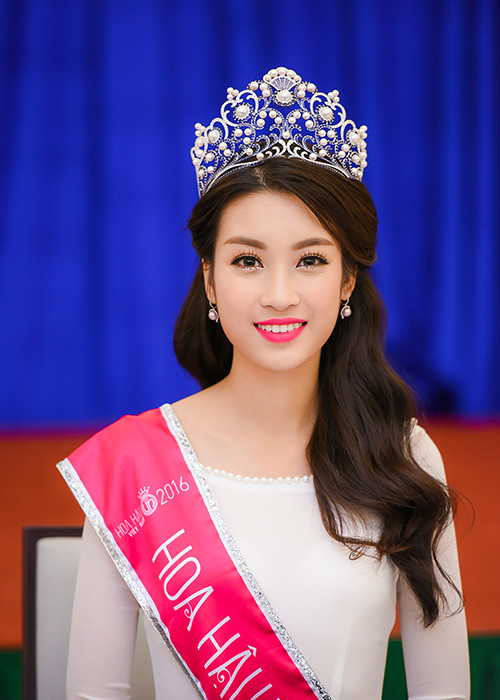 Xuất hiện cùng hai á hậu, Hoa hậu Đỗ Mỹ Linh đẹp rạng rỡ trong tà áo dài trắng thướt tha, duyên dáng.