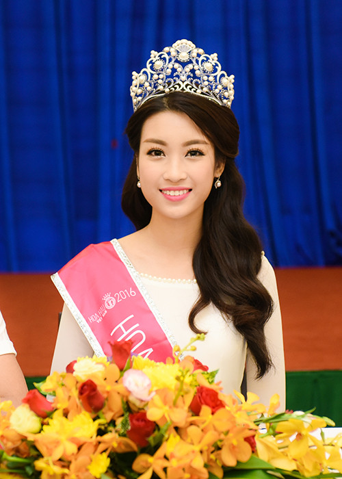 Trước đó, vào tối 28/8, Đỗ Mỹ Linh xuất sắc đăng quang ngôi vị Hoa hậu Việt Nam 2016. Cô sở hữu gương mặt xinh đẹp và sáng sân khấu.