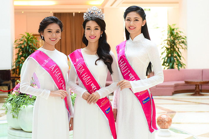 Tân Hoa hậu Việt Nam 2016 Đỗ Mỹ Linh (ở giữa) cùng hai á hậu: Ngô Thanh Thanh Tú (ngoài cùng bên phải) và Huỳnh Thị Thùy Dung đã bước vào hoạt động đầu tiên trong nhiệm kỳ.