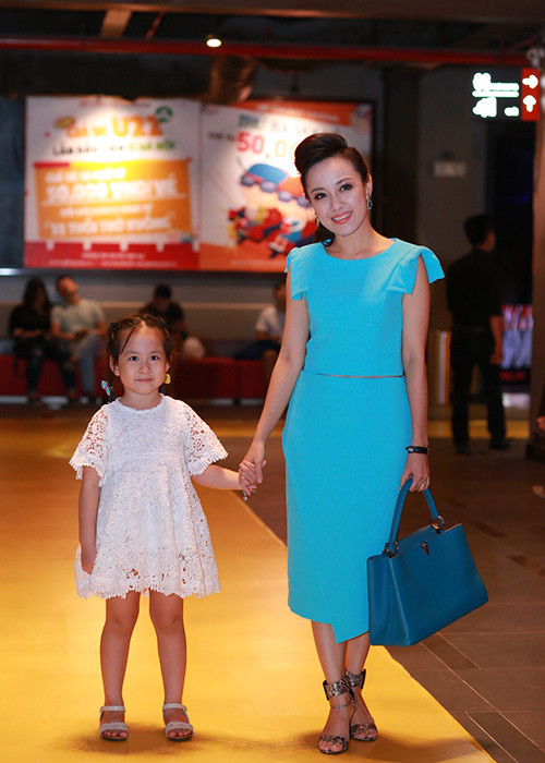 MC Hoài Anh cùng cô con gái xinh xắn đến chung vui cùng đoàn làm phim “Nắng”.