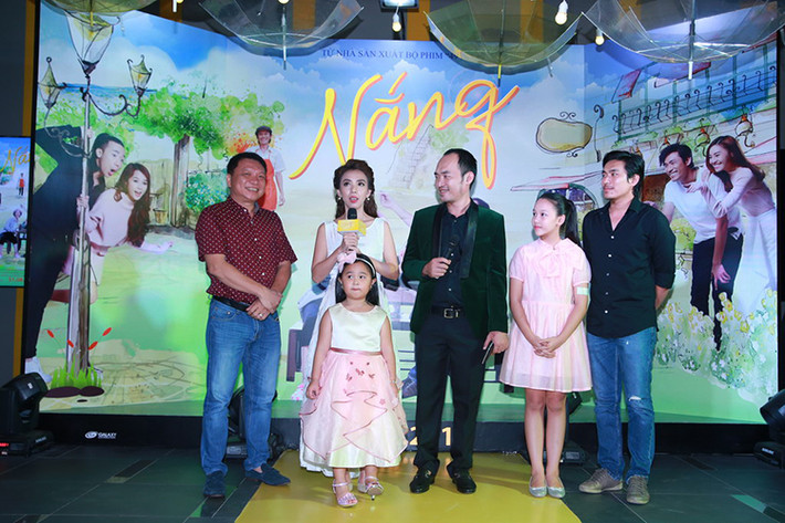 Đoàn làm phim “Nắng” vui vẻ giao lưu với khán giả thủ đô. Trước đó, bộ phim đã có buổi ra mắt tại TP HCM vào tối ngày 29/8.