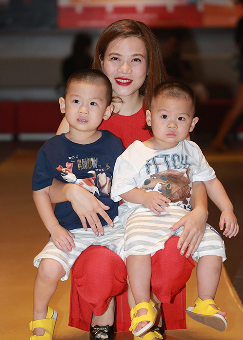 Nhiều nghệ sĩ Việt cũng đến chúc mừng phim “Nắng” ra mắt ở Hà Nội. Trong ảnh, ca sĩ Mỹ Dung dẫn hai nhóc tì đến thưởng thức bộ phim.