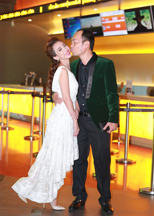 Trước ống kính máy ảnh, cặp vợ chồng nghệ sĩ được yêu mến nhất nhì showbiz Việt không ngại tình tứ bên nhau.