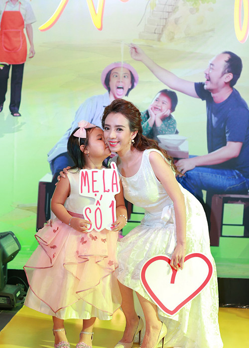 “Hoa hậu hài” Thu Trang nhận nụ hôn tình cảm từ bé Kim Thư tại buổi ra mắt phim ở Hà Nội.
