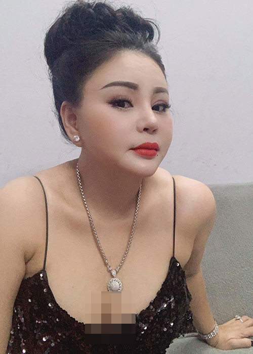 Lê Giang trải qua không ít cuộc dao kéo. Ngoài làm mũi 10 lần, sửa cằm 2 lần, mắt một lần, cô còn đặt túi ngực.
