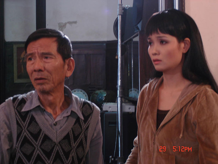 Ở tuổi xế chiều, nghệ sĩ Trần Hạnh vẫn miệt mài đóng phim. "Tôi mê diễn lắm, dù vất vả nhưng chưa bao giờ chán. Kiếp sau mà còn được làm người, tôi vẫn muốn làm nghề này. Vì nghề này được sống nhiều nhân vật, nay ông này mai ông kia, nay tích cực mai lại tiêu cực, thú vị lắm”, ông từng chia sẻ. Ảnh: FB Mai Thu Huyền
