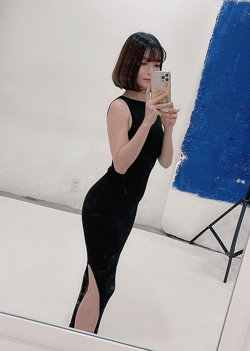 Sau khi sinh con, bà xã của Mạc Văn Khoa nhanh chóng lấy lại vóc dáng thon gọn.