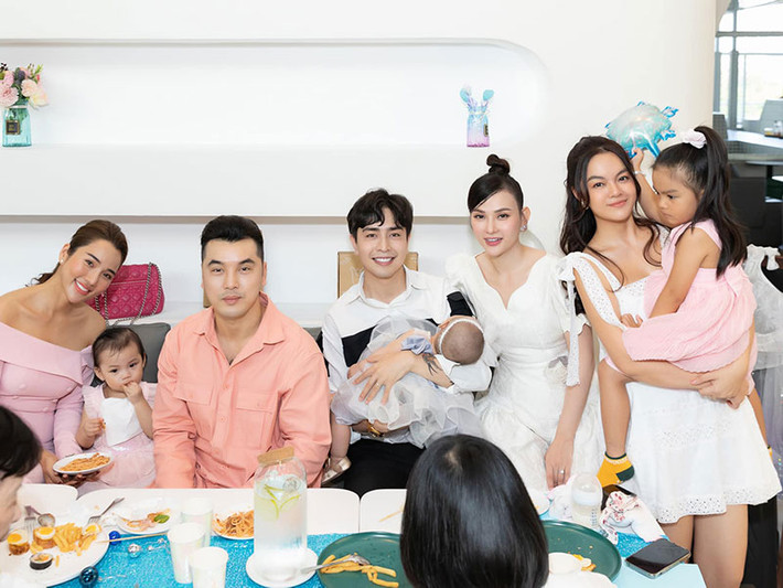 Tiệc sinh nhật của con gái Phạm Quỳnh Anh có sự tham gia của vợ chồng Thu Thủy, vợ chồng Ưng Hoàng Phúc, Mai Phương Thúy.
