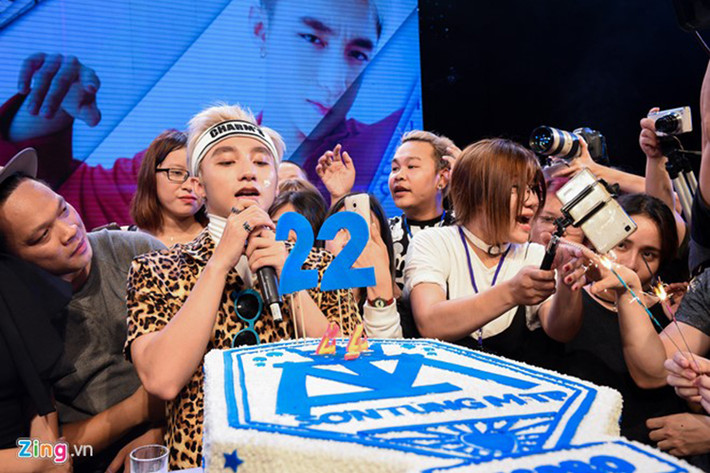 Năm 2016, Sơn Tùng MTP tổ chức sinh nhật hoàng tráng hơn so với năm 2015. Bắt đầu tháng 7/2016, nam ca sĩ gốc Thái Bình đã làm 15 đêm nhạc họp fans tại 15 tỉnh thành từ Nam ra Bắc. (Ảnh: Zing)