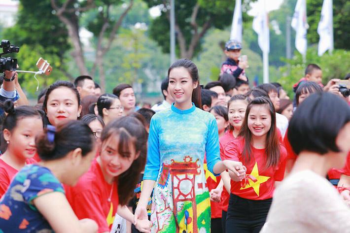 Mỗi lần xuất hiện tại các sự kiện, Đỗ Mỹ Linh luôn gây ấn tượng bởi nhan sắc rạng rỡ và phong cách thời trang ngày càng trưởng thành. (Ảnh: FBNV)