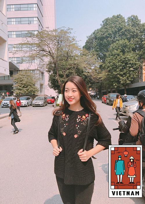 Khác với vẻ ngoài lộng lẫy, gợi cảm, sang trọng tại các sự kiện, khi đi học, Mỹ Linh ăn diện giản dị, trẻ trung và năng động đúng với style sinh viên. (Ảnh: FBNV)