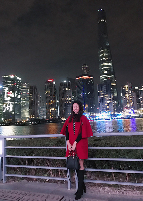 Đỗ Mỹ Linh khoe hình ảnh sành điệu trên đường phố trong chuyến đi Thượng Hải đầu tháng 12/2016. (Ảnh: FBNV)