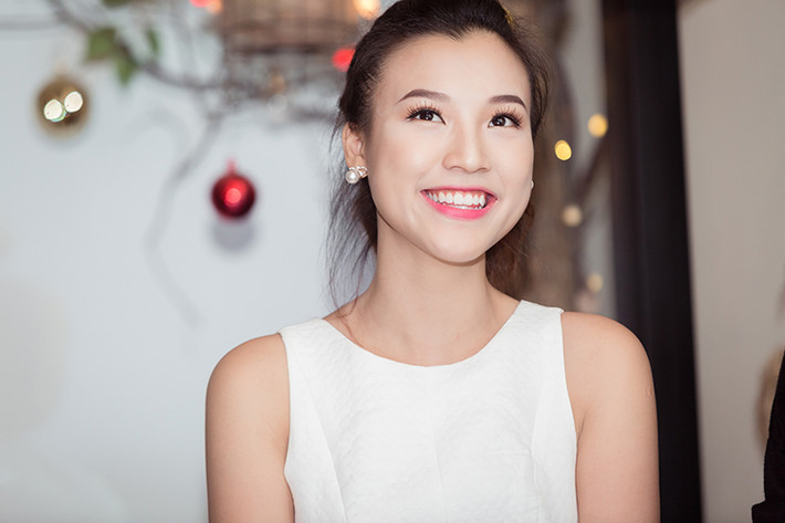 Hoàng Oanh sinh năm 1990 tại Hà Nội. Cô được biết đến là Á hậu trong cuộc thi Hoa hậu phụ nữ Việt Nam qua ảnh 2012.
