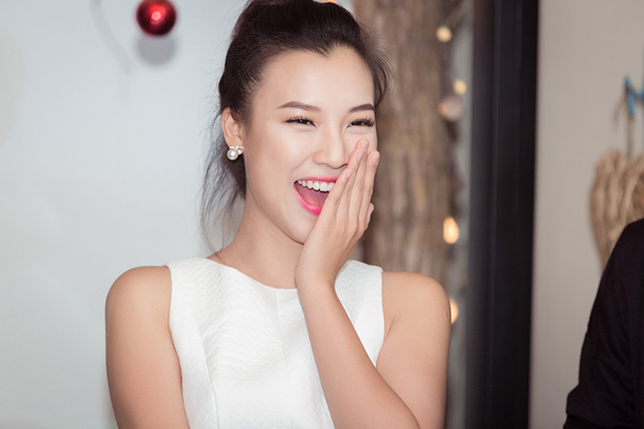 Á hậu 9x trở nên quen thuộc với hình ảnh nữ MC xinh đẹp, duyên dáng. Ngoài dẫn chương trình, Hoàng Oanh còn lấn sân đóng phim.