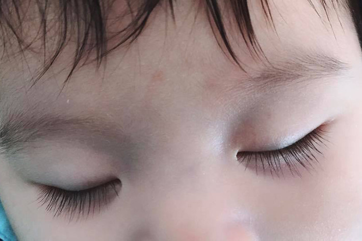 Nhóc tì nhà Vân Trang chào đời ngày 4/10/2016. Ngay từ khi lọt lòng, cô nhóc đã có hai hàng lông mi dài. (Ảnh: Facebook Vân Trang)