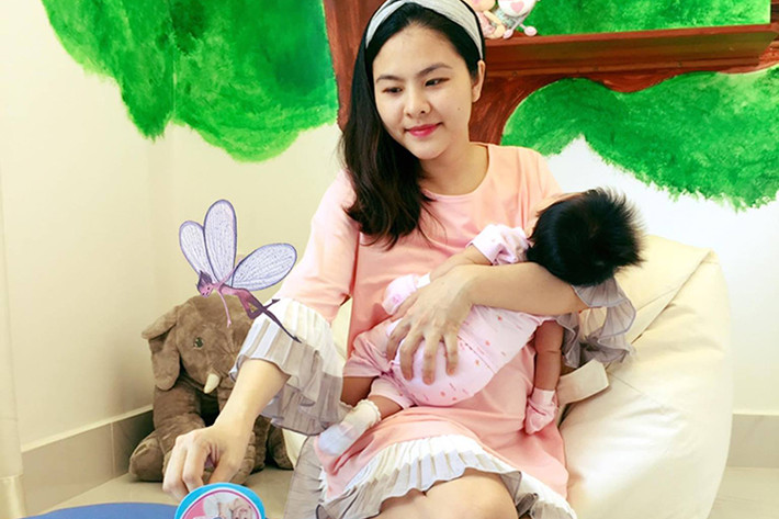 Kể từ khi lấy chồng và sinh con, Vân Trang ở ẩn để toàn tâm toàn ý lo cho gia đình và cô con gái mới vài tháng tuổi. (Ảnh: Facebook Vân Trang)