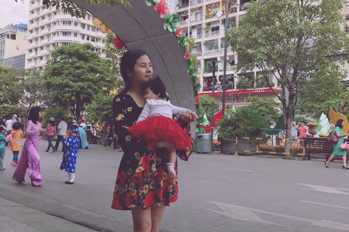 Con gái diễn viên Vân Trang tên ở nhà là Xíu, tên tiếng Anh là Queenie. Cô nhóc là trái ngọt tình yêu của nữ diễn viên phim “Thiên mệnh anh hùng” và Quân Lê - một doanh nhân Việt kiều Australia. (Ảnh: Facebook Vân Trang)