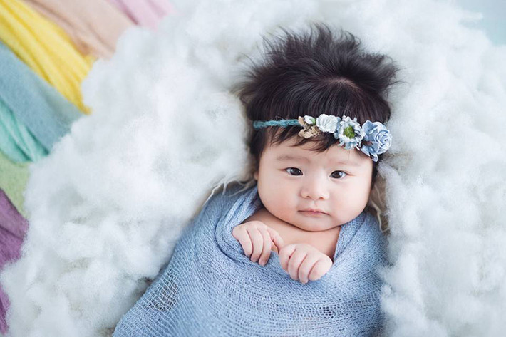 Ngay khi lộ diện, con gái Vân Trang được khán giả và bạn bè của Vân Trang: Lê Khánh, Dương Cẩm Lynh, Ngọc Lan, Lê Thanh Thảo... tấm tắc khen có gương mặt rất xinh xắn, dễ thương. (Ảnh: Facebook Quân Lê)