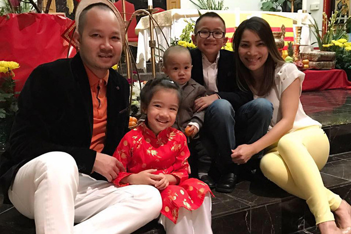 “Thoắt cái chúng ta đã bên nhau 12 lần Valentine rồi anh nhỉ. 12 năm có thay đổi gì trong tình yêu của chúng ta không anh. Chúng ta già đi, da nhăn hơn, đầu hai đứa hói hơn, xấu xí hơn, nhưng chúng ta tôn trọng nhau hơn, có trách nhiệm nhiều hơn và hãy yêu nhau nhiều hơn anh nhé. Yêu anh”, ca sĩ Hồng Ngọc thổ lộ tình cảm với ông xã dịp Valentine năm nay. (Ảnh: FBNV)