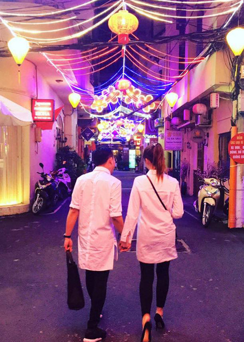 Từ Mỹ, danh hài Trấn Thành vừa dành lời ngọt ngào cho bà xã Hari Won khiến fans ghen tỵ. “Valentine xa! Dành cho em những yêu thương nồng nàn nhất của anh nhé! Cám ơn em đã xuất hiện trong cuộc đời anh như một món quà! Mãi yêu em! Happy Valentine bà xã”, nam MC viết trên trang cá nhân. (Ảnh: FBNV)