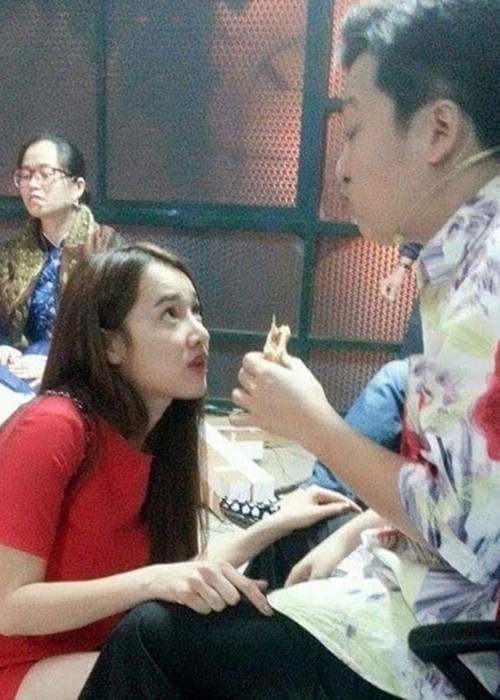 Vào dịp Tết 2016 khi chuyện tình cảm chưa công khai, Nhã Phương vẫn đón năm mới cùng gia đình. Tuy nhiên, vì tình yêu, cô không nghỉ ngơi để chạy show cùng bạn trai dịp Tết Nguyên Đán vừa qua. (Ảnh: Một thế giới)