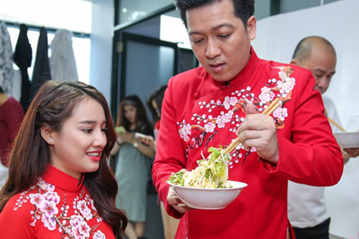 Trước kịch Tết, Nhã Phương còn đứng chung sân khấu với Trường Giang khi là khách mời trong liveshow "Chàng hề xứ Quảng 2 - Về quê". Ở hậu trường buổi diễn ở Đà Nẵng, cặp đôi không rời nhau nửa bước. Thậm chí, “Mười khó” tiếp tục tỏ ra yêu chiều bạn gái. (Ảnh: Khám Phá)
