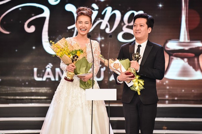 Đặc biệt, khi nhận giải thưởng, Trường Giang tỏ tình với Nhã Phương. Cụ thể, “Mười Khó” gửi lời cám ơn đến người bạn gái và thốt lên rằng: “Anh yêu em rất nhiều”. (Ảnh: Công Lý)