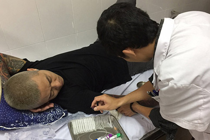 Ngay khi vừa hát xong, bước vào hậu trường, Tuấn Hưng bất ngờ ngất xỉu và được trợ lý đưa đi cấp cứu tại bệnh viện Bạch Mai. (Ảnh: Dân Việt)