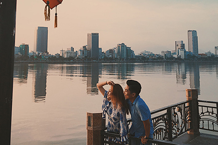 "Tôi nợ Thi cả một đời, ở cô ấy có cả tỷ thứ thu hút. Cô ấy như là thỏi nam châm mà ai từng tiếp xúc đều quý mến. Tôi phải bù đắp cho Thi nhiều bởi cô ấy đã từng chịu thiệt thòi nhiều thứ. Từ lúc có Ku Bi, tôi càng phải có trách nhiệm hơn để cùng vợ chăm lo cho gia đình nhỏ", Phan Hiển từng chia sẻ về vợ.