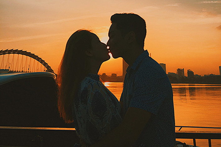 Mới đây, nhân chuyến du lịch đầu năm, Khánh Thi - Phan Hiển ghi lại những hình ảnh tình cảm bên nhau ở thành phố biển miền Trung.