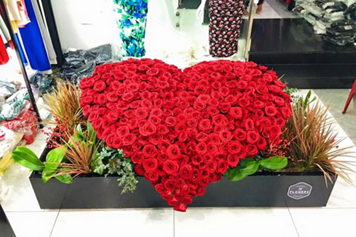 Ngoài ra, Ngọc Trinh còn đăng ảnh đi ăn cùng đại gia Singapore. Sau Valentine 2016, cô vướng tin đồn mang thai khi khoe ảnh ăn trứng ngỗng. Tuy nhiên, người đẹp phủ nhận. Vào tháng 3/2016, cuộc tình kéo dài 8 năm này của cô tan vỡ. (Ảnh: Một thế giới)