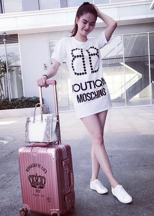 Cụ thể, chia sẻ hình ảnh chuẩn bị đi chơi xa, Ngọc Trinh tâm sự: “Chúc cả nhà có một ngày lễ tình yêu thật ngọt ngào và ấm áp với một nửa yêu thương của mình nha. Còn Trinh, Trinh thì cứ tận hưởng cuộc sống độc thân vui vẻ thôi”. (Ảnh: FBNV)