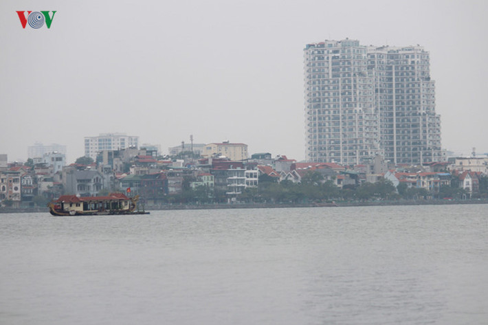Để làm sạch nguồn nước Hồ Tây, Thành phố Hà Nội có kế hoạch nạo vét, cải tạo môi trường nước Hồ Tây, trong đó có việc lập Dự án hút bùn, cải tạo cảnh quan, xử lý ô nhiễm nước, làm cột nước, xây dựng hệ thống quan trắc môi trường. Nghiên cứu, đề xuất phương án tiếp nước làm sạch Hồ Tây./.