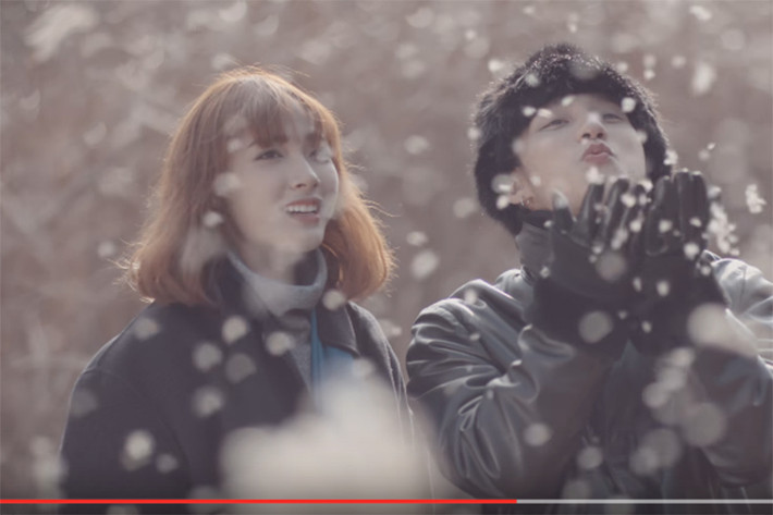 Sơn Tùng MTP chính thức ra mắt MV "Nơi này có anh" vào đúng ngày Valentine 2017. Ngoài phần nghe, sản phẩm âm nhạc còn thu hút bởi phần nhìn mãn nhãn. (Ảnh: chụp màn hình)