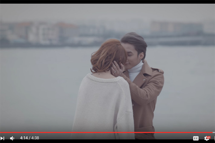 Ở bất cứ nơi đây hay ở bất cứ thời điểm nào, hai nhân vật chính trong MV này đều dành cho nhau những cử chỉ vô cùng tình tứ. (Ảnh: chụp màn hình)
