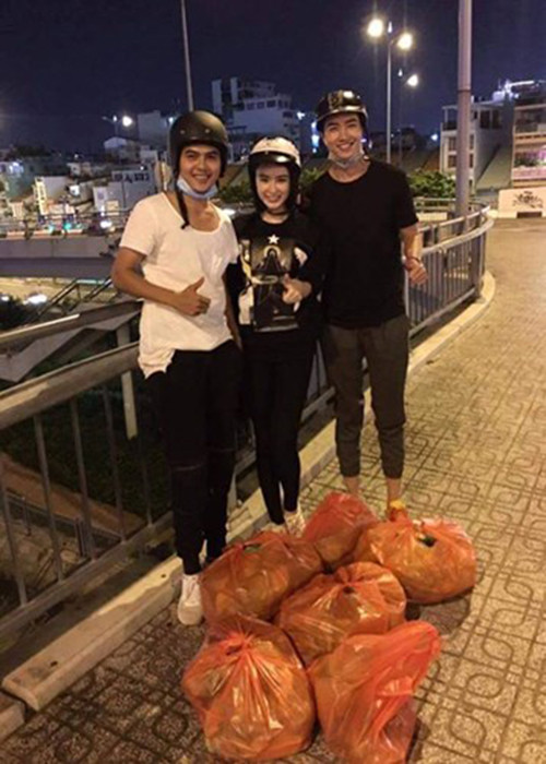 Võ Cảnh còn cùng Angela Phương Trinh đi phát cơm từ thiện ở Sài Gòn vào tháng 9/2016. (Ảnh: FBNV)