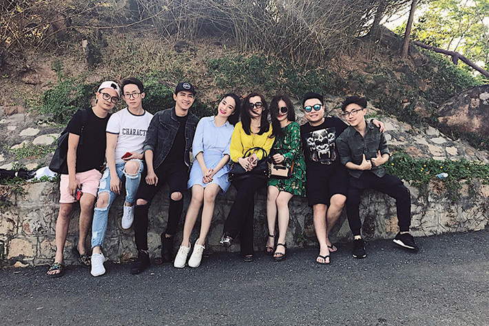 Loạt ảnh Angela Phương Trinh gây chú ý bởi Võ Cảnh (thứ ba bên trái) cũng xuất hiện trong chuyến đi. (Ảnh: FBNV)