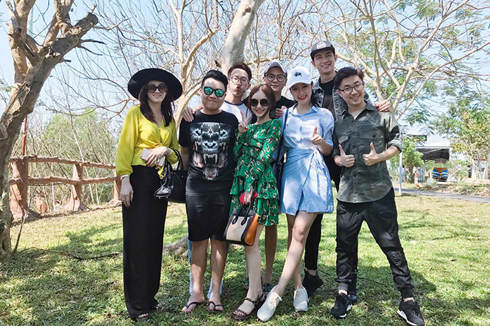 Võ Cảnh vốn rất thân thiết với Angela Phương Trinh kể từ sau khi đóng chung phim “Sứ mệnh trái tim”. Ngoài ra, anh dường như được lòng mẹ và em gái của “bà mẹ nhí”. (Ảnh: FBNV)