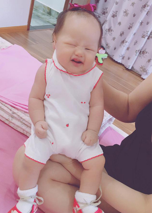 Khoảnh khắc bé Bồ Câu cười híp mắt vô cùng đáng yêu khi được cưng nựng. (Ảnh: FBNV)