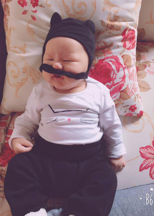 Con gái đầu lòng của Phan Như Thảo ngày càng kháu khỉnh, dễ thương. (Ảnh: FBNV)