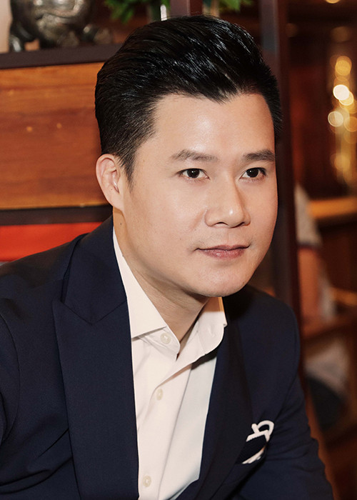 Tại TP HCM, “Giấc mơ mang tên mình” của Quang Dũng sẽ được dàn dựng bởi đạo diễn gạo cội Phạm Hoàng Nam. Còn trong đêm diễn tại Hà Nội, đạo diễn trẻ Nguyễn Việt Thanh sẽ hỗ trợ Quang Dũng tạo nên một không gian độc đáo, giàu cảm xúc như một chiều thu Hà Nội.