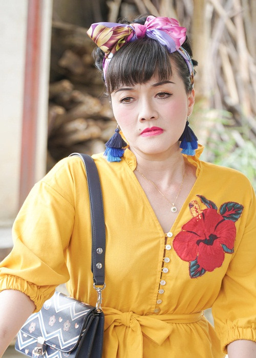 Cuộc sống của Vân Dung “Hướng dương ngược” còn thay đổi khi cô bị khán giả ghét lây do đóng vai Diễm Loan tiểu tam, mê tiền. Trước bộ phim này, Vân Dung thường chiếm được cảm tình của khán giả vì diễn hài.