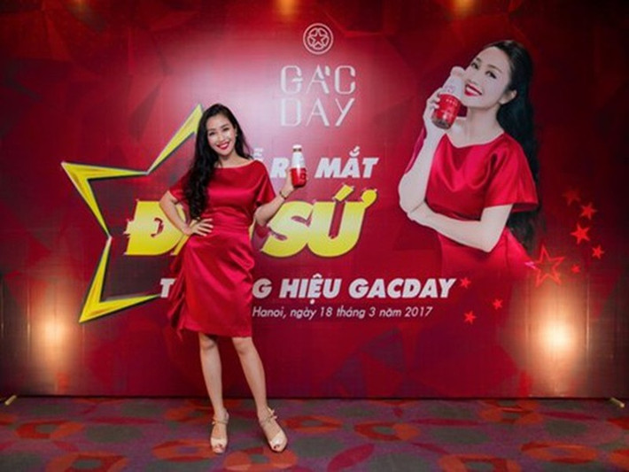 Giữa lùm xùm về lô hàng mỹ phẩm 11 tỷ nghi hàng giả, các đại sứ thương hiệu cho công ty TS Việt Nam (TS Group) lên tiếng. Ốc Thanh Vân gửi lời xin lỗi khách hàng của mình đồng thời thông báo, cửa hàng của cô không còn bán bất kì một sản phẩm nào liên quan đến TS, ngay từ khi có thông tin về vụ việc này. Nữ MC cũng cho biết, những khách hàng đã mua sản phẩm của TS muốn trả lại cô sẽ nhận lại hết và bàn giao cho TS. Ảnh: Dân Việt
