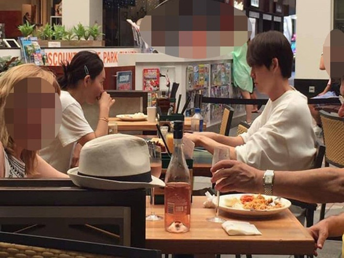 Bất chấp những khó khăn, cả hai vẫn ở bên nhau khiến công chúng ngưỡng mộ.