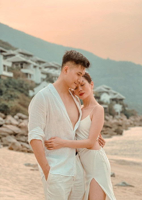Lệ Quyên - Lâm Bảo Châu ngày càng dính như sam. Mới đây, cặp đôi tình tứ trên bờ biển trong bữa tiệc mừng tuổi 40 của Lệ Quyên.