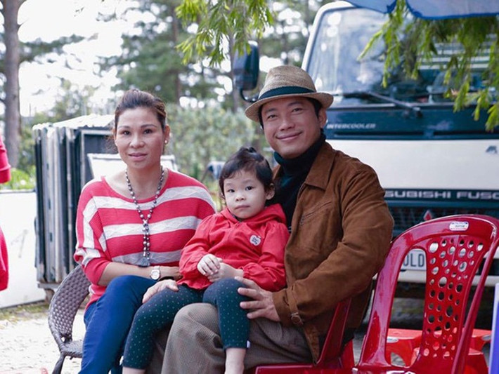 Vợ chồng Kinh Quốc bên con gái chung. Ảnh: Khám phá