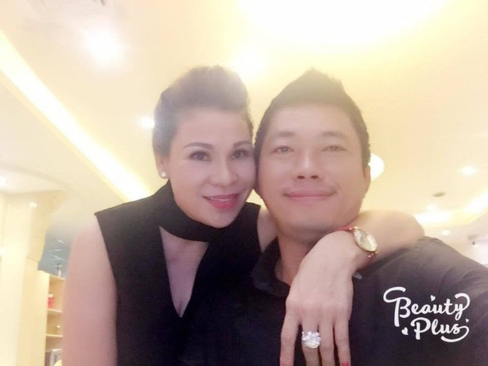 Trên báo chí, Kinh Quốc từng chia sẻ rằng anh được bà xã doanh nhân tặng xe hơi 6 tỷ, các món hàng hiệu đắt đỏ. Tuy nhiên, anh không quan tâm đến tài sản của Thu Trà mà chỉ cần cô tốt với anh là đủ. Theo Vietnamnet, vợ chồng Kinh Quốc thống nhất kiếm tiền và tự tiêu xài riêng, ít khi đụng chạm đến thu nhập của nhau. Ảnh: Vietnamnet