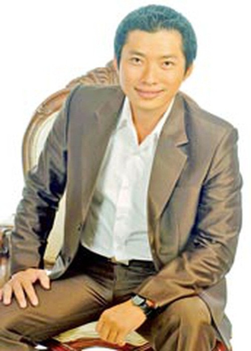 Theo Sài Gòn giải phóng online, Kinh Quốc tham gia khóa diễn xuất điện ảnh đầu tiên ở CLB Điện ảnh rạp Tân Sơn Nhất được mở ra vào năm 1994. Anh cho biết, bản thân thích mày mò đọc sách, báo để nghiên cứu nghệ thuật diễn xuất. Ảnh: Sài Gòn giải phóng online